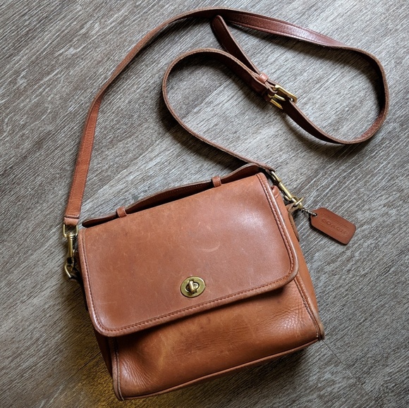 Coach Handbags - Vintage Coach Court Crossbody British Tan